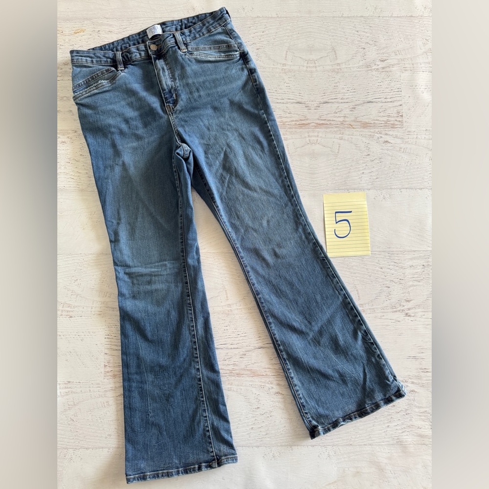 Boot cut jeans, short length. Gently used. Size 12 🩷